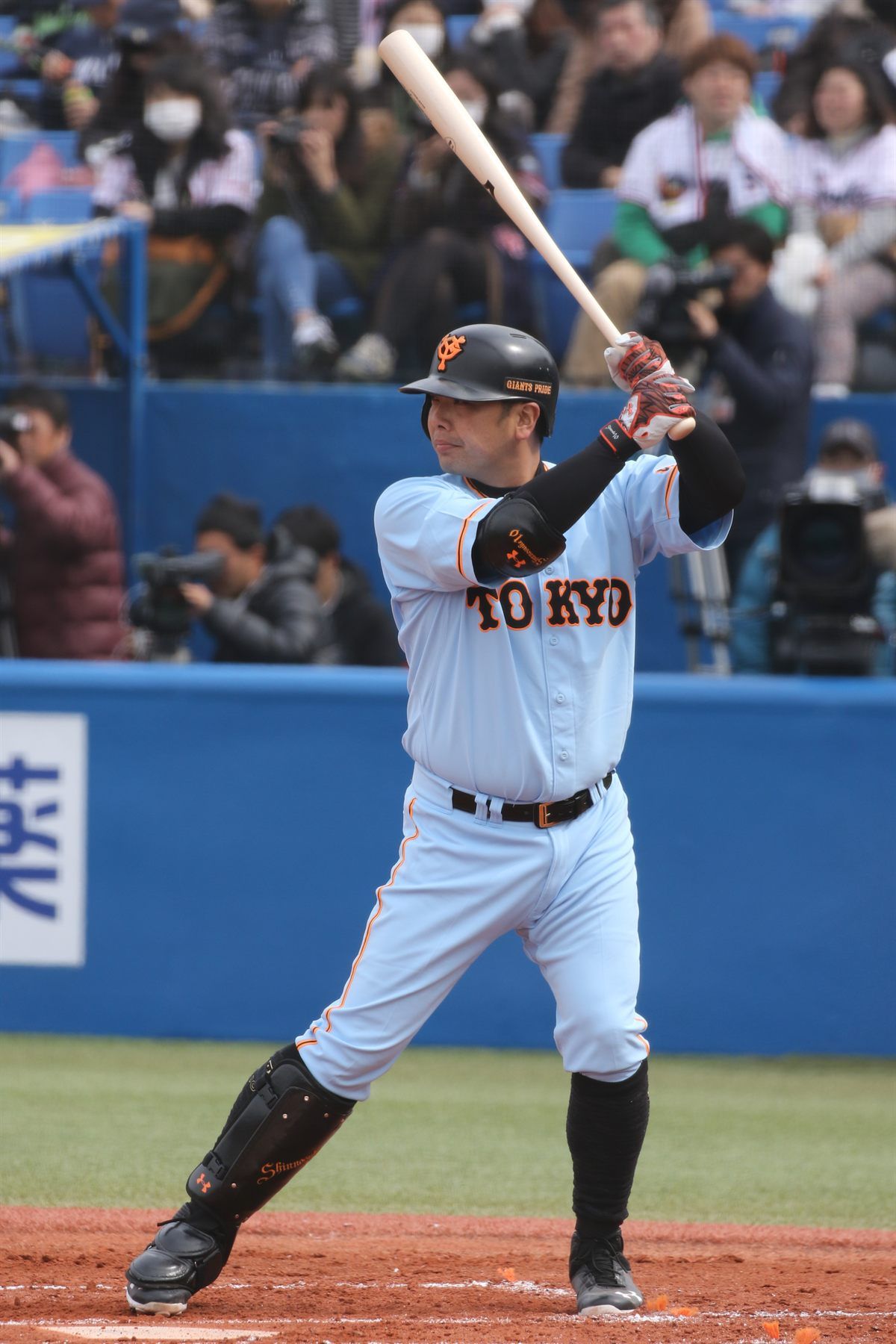 shinnosuke-abe-yomiuri-giants-crisis-cover-compressed.jpg